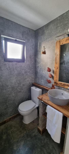 Bathroom 3, russa, Castelo Branco