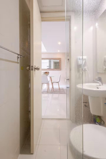 Bathroom 5, Sabrina'sCrib  2BR Apartment by Azure Near Airport, Parañaque