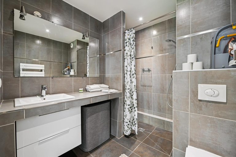 Bathroom 4, Residence Aurmat a Boulogne-Billancourt, Hauts-de-Seine