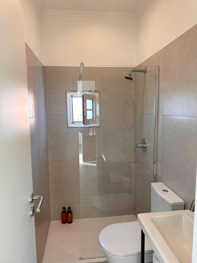 Bathroom 3, Lisbon Airport Guesthouse, Lisbon