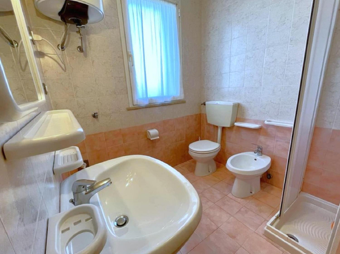 Bathroom 3, Apartment in Caorle Near Adriatic Sea, Venezia