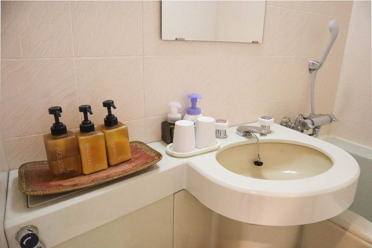 Bathroom 3, Earthroof, Itō