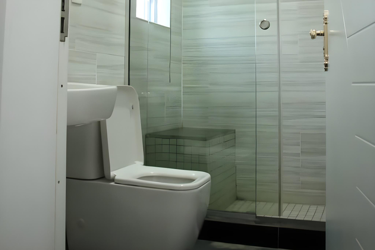 Bathroom, POSHLUX EXECUTIVE HOTEL, Ikpoba-Okha