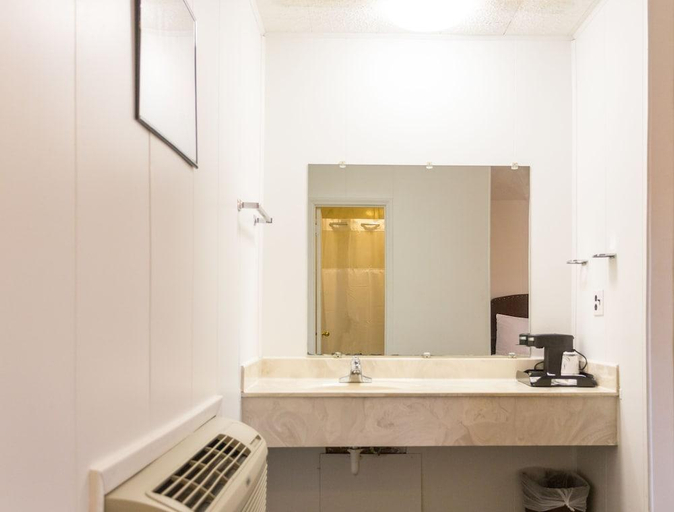 Bathroom 4, Sunset Motel, Cherokee