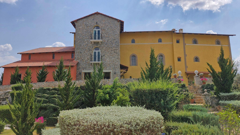 Exterior & Views