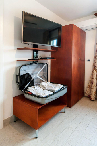 Bedroom 2, Mons Aureus Resort, Rome