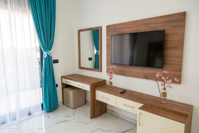 Others 5, Hotel Lejla
