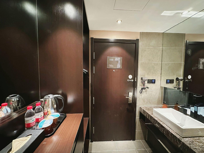 Bathroom 3, Orange Hotel Shanghai Hongqiao Yan'an West Road, Shanghai