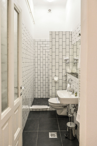 Bathroom 4, Rumor Apartments, Budapesti