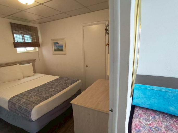 Bedroom 2, Tangiers Resort Motel, Cape May