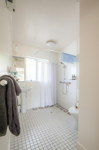 Bathroom 3, Lake Dunstan Motel, Central Otago