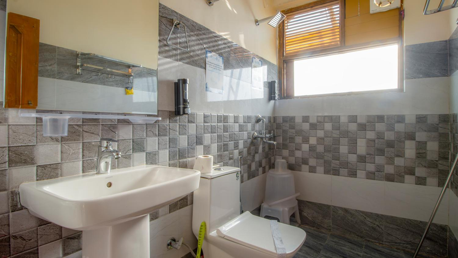 Bathroom 5, Dormigo, Kangra