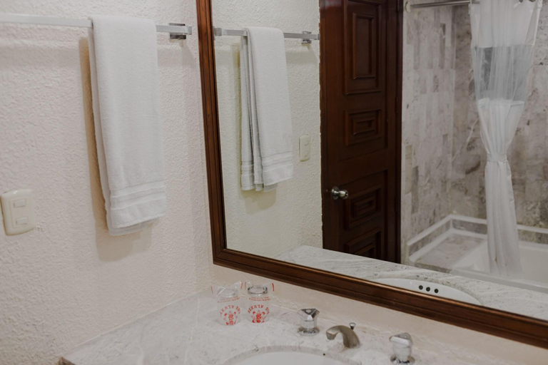 Bathroom 5, Los Aluxes, Mérida