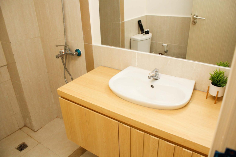Bathroom 2, Comfort 2BR at Meikarta Apartment By Travelio, Cikarang