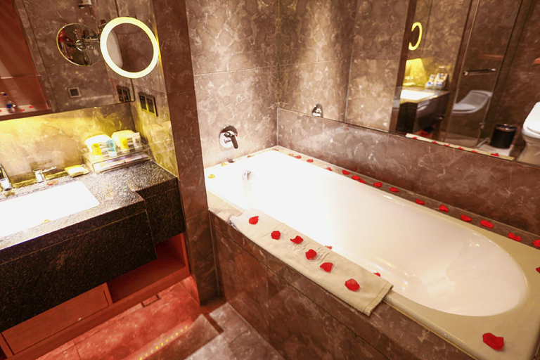 Bathroom 5, Swan Lake Recreation Hotel Foshan, Foshan