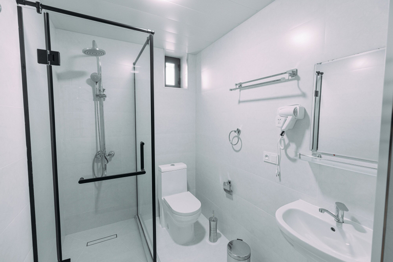 Bathroom 4, White Hotel, Oqdaryo