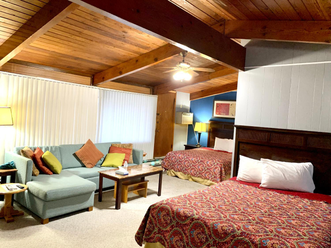 Bedroom, Crossroads Motel, Walworth