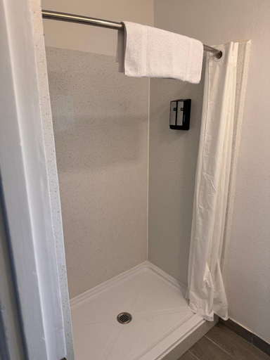 Bathroom 5, The Lodge Tulelake, Siskiyou
