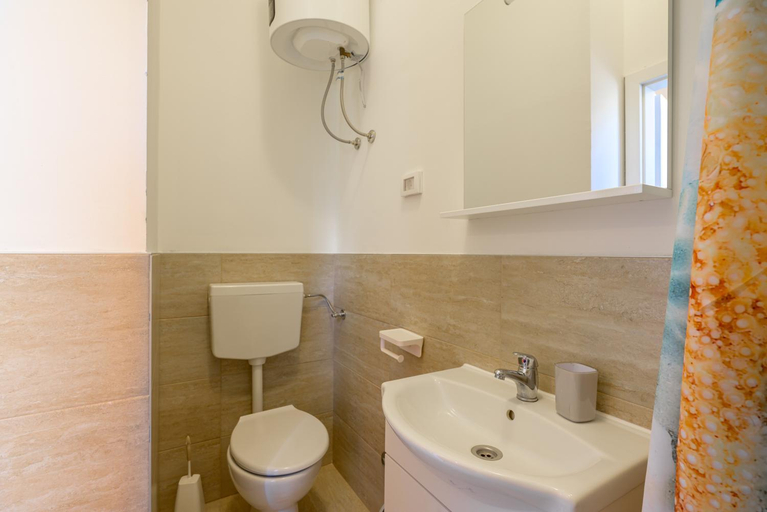 Bathroom 2, Studio Apartments Tiho & Nena, Pula