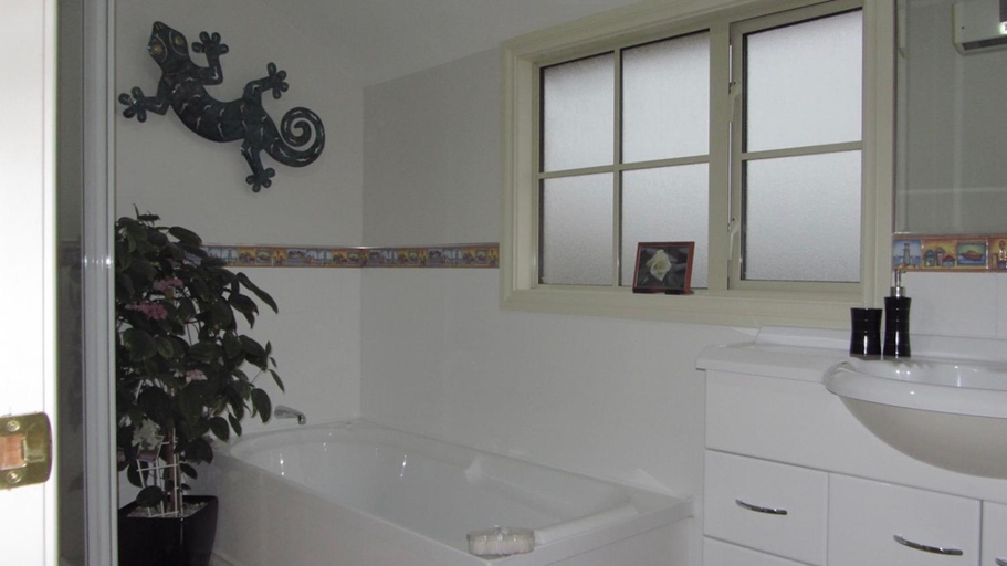 Bathroom 2, Mountainview, Southland