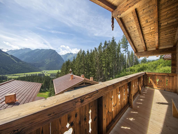 Others 4, Alpine Chalet with Ski-In Access, Zell am See