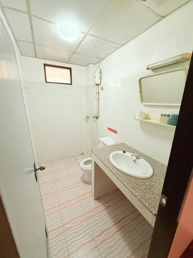 Bathroom 2, Malee Guesthouse and Restaurant, Pattaya