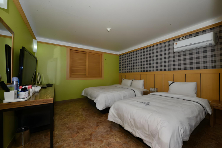 Bedroom 4, Mellow, Buk