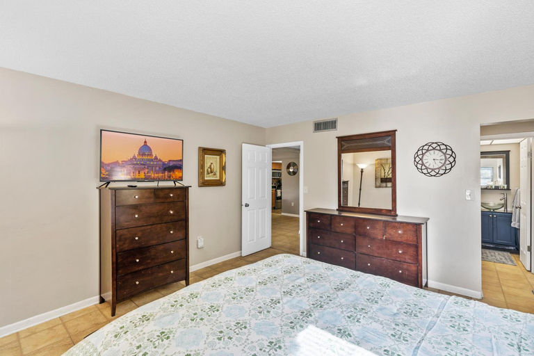 Bedroom 3, Walk to the Beach at Sunny Isles, Miami-Dade