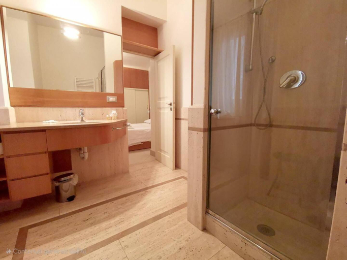 Bathroom 3, Scesa San Michele, Bari