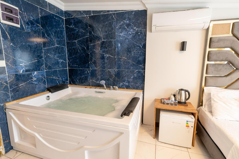 Bathroom 5, Highway 34 Hotel, Basaksehir