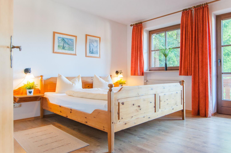 Bedroom 2, Am Sonnenhang inkl. Chiemgaukarte, Traunstein