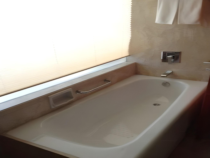 Bathroom 4, Jinling Runyang Bridge Hotel, Zhenjiang