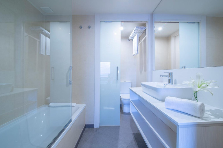 Bathroom 3, Hotel El Puerto by Pierre Vacances, Málaga