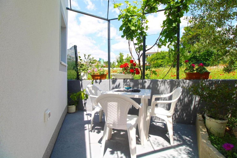 Garden, Cozy apartment with patio and parking, Fažana
