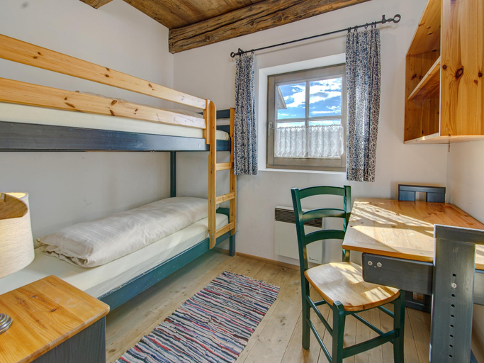 4, Chalet on Zettersfeld with Dolomite Views, Lienz