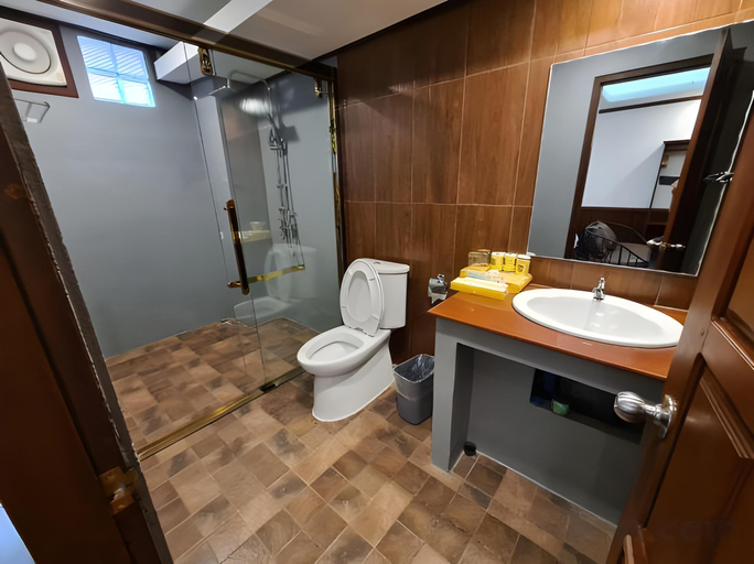 Bathroom 5, Lisha Grand Hotel, Vangvieng