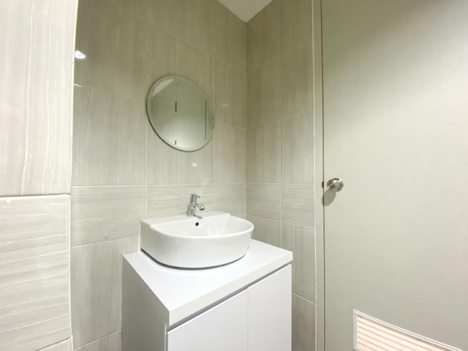 Bathroom 2, Homey Elegant Studio Vasanta Innopark By Travelio, Cikarang