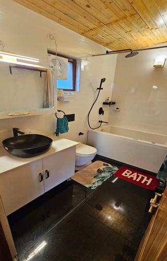 Bathroom 4, Bougain Villa Cottage, Nainital