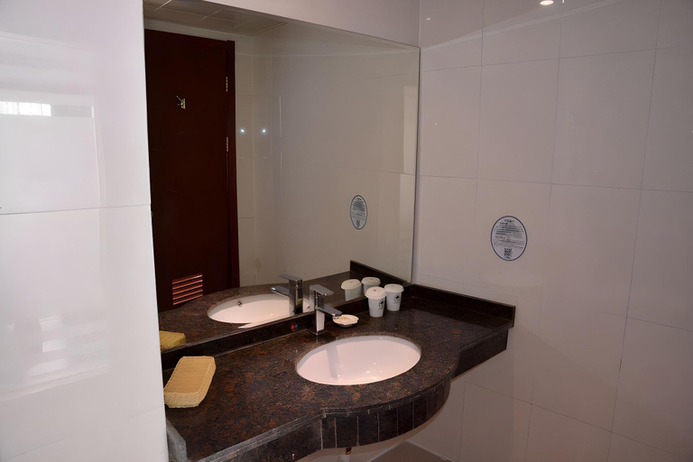 Bathroom 3, GreenTree Inn jiangsu suqian development zone east Beijing Road Business Hotel, Suqian