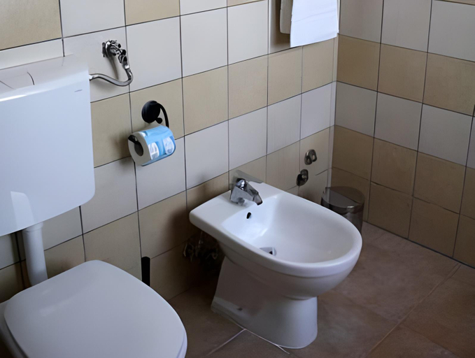 Bathroom 3, Ines bed and breakfast, Messina