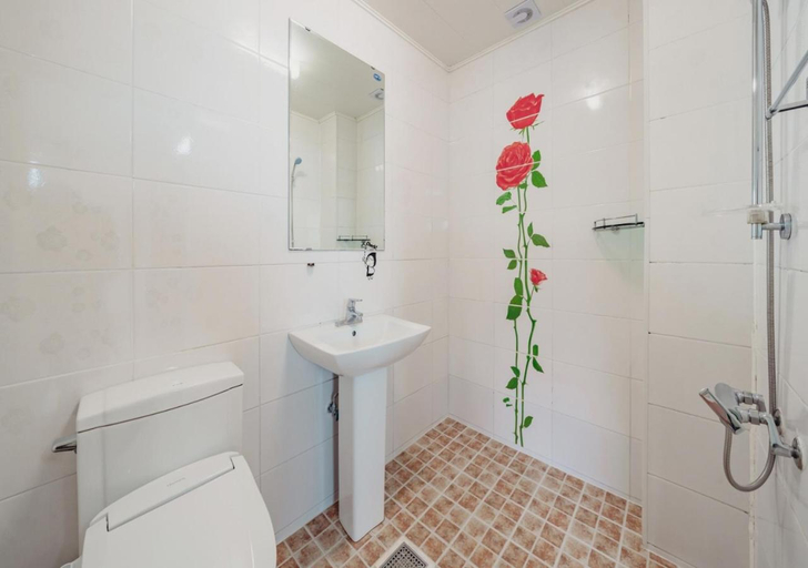 Bathroom 3, Arasol Pension, Geoje