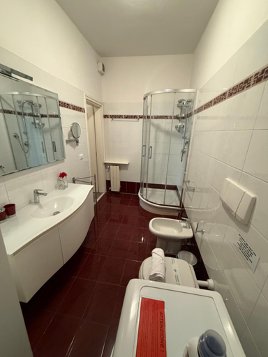Bathroom 3, Zanobi apartments, Florence