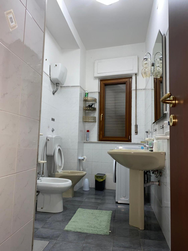 Bathroom, Torre Adelasia, Enna