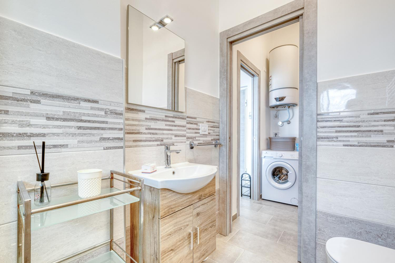 Bathroom 2, Lanterne Luxury Apartments, Savona
