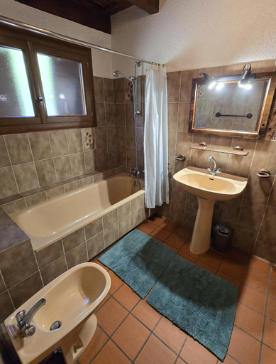 Bathroom 2, Les Rives du Lac de Leon, Landes