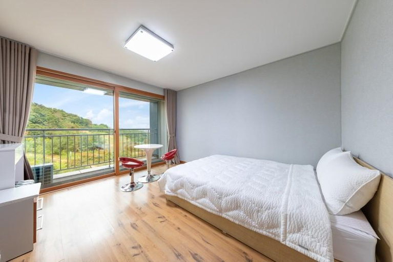 Bedroom 2, Sokcho White Lighthouse Pension, Sokcho