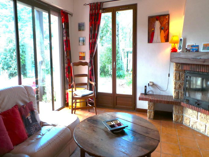 Others 5, Villa in Le Boulou with Scenic Hilltop Views, Pyrénées-Orientales