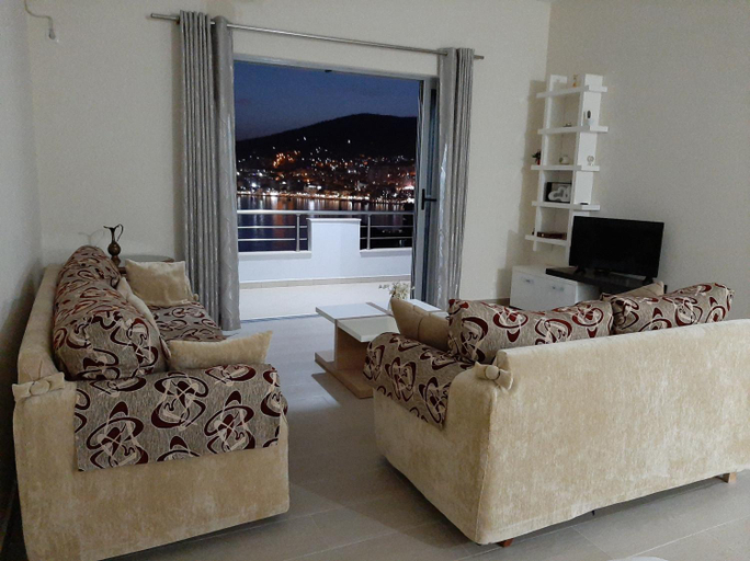 Others 4, Bill's Apartments, Sarandës