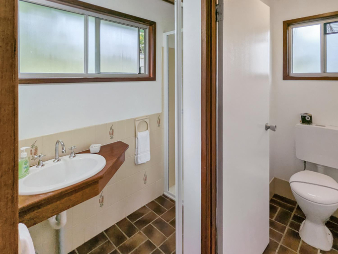Bathroom 4, Capri Cabins, Livingstone - Pt B
