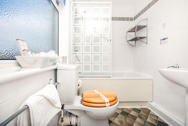 Bathroom 3, The Swiss Cottage, Shanklin, Isle of Wight